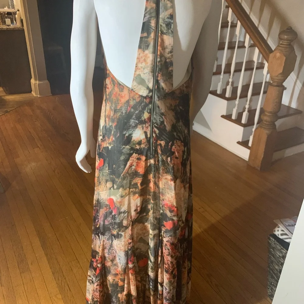 Alice + Olivia gorgeous gown. Unique beading at the top. The colors are fab! Am - Picture 14 of 15